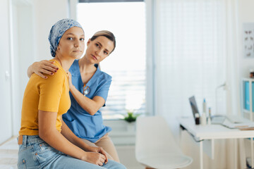 Teenage oncology patient talking with doctor. Oncologist treating teen girl with cancer and provide emotional support, helping her with anxiety and depression. - obrazy, fototapety, plakaty