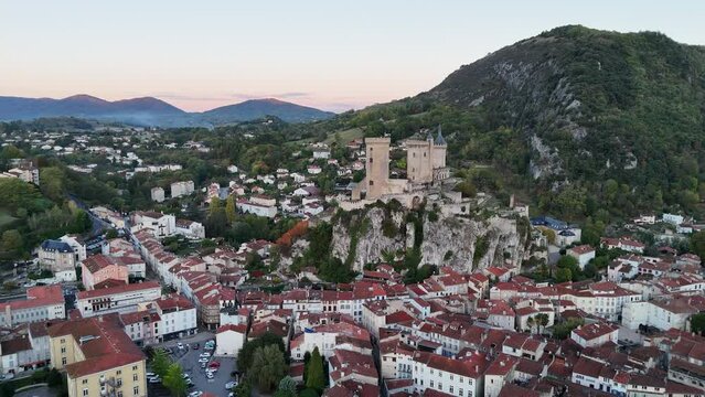 Cena a&eacute;rea do amanhecer do castelo na cidade de Foix na Fran&ccedil;a