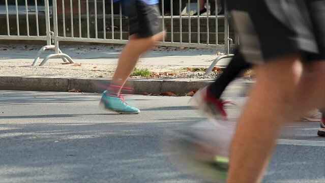 Berlin Marathon - L&auml;ufer Jogger beim Lauf auf der Stra&szlig;e in der Stadt