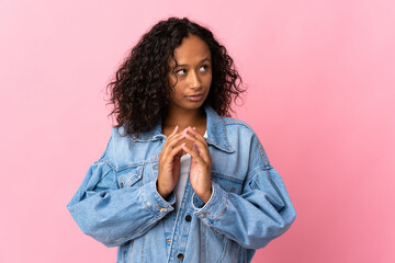 Teenager cuban girl isolated on pink background scheming something - obrazy, fototapety, plakaty