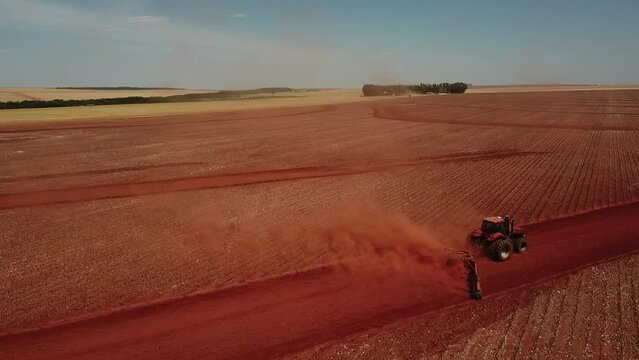 Tratores trabalhando e arando a terra para o plantio de lavoura de soja e algodão no estado do Mato Grosso - Brasil