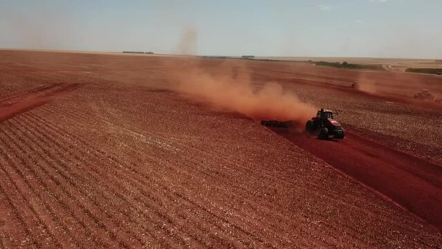 Tratores trabalhando e arando a terra para o plantio de lavoura de soja e algod&atilde;o no estado do Mato Grosso - Brasil