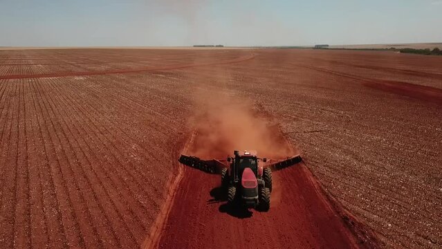 Trator gradeando e arando a terra para plantio de soja e algod&atilde;o no Mato Grosso - Brasil 