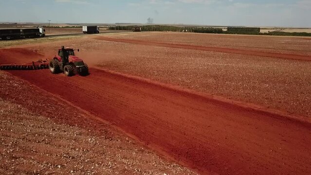 Tratores trabalhando e arando a terra para o plantio de lavoura de soja e algod&atilde;o no estado do Mato Grosso - Brasil