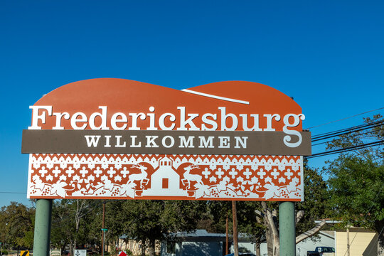 welcome sign in Fredericksburg with german text willkommen for welcome