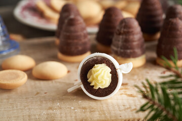 Fillling beehives or wasp nests, Czech no-bake Christmas cookies, with eggnog cream