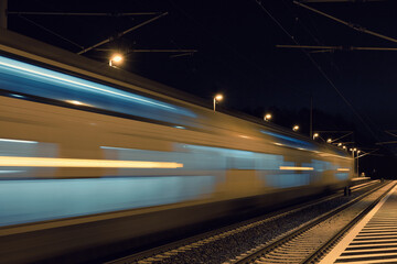 Fototapeta na wymiar Bahn - Bahnhof - Nacht - Zug - Bahnsteig - Laternen - Train Station - Night - Railway - Empty - Lantern