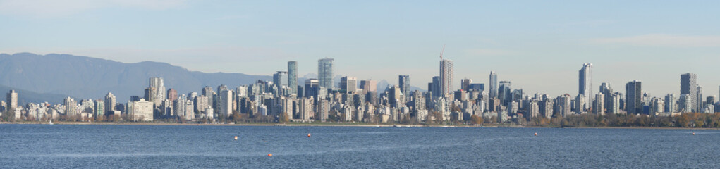 Naklejka premium Panorama of the skyline of the city of Vancouver as seen from Jericho Beach during a fall season in Vancouver, British Columbia, Canada