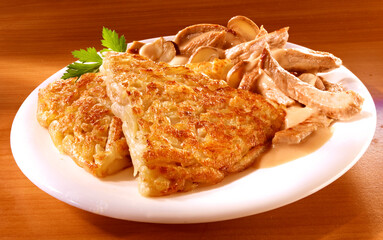 Röstis mit Geflügel, Teller, Geschnetzeltes, Röstis,