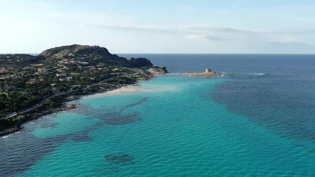 plage de la Pelosa dans le nord de la Sardaigne (Italie)