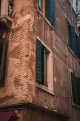 Obraz premium Explore the charm of Venice with this picturesque scene of gondolas on a narrow canal. The image captures the beauty of the iconic canals and traditional Venetian architecture.