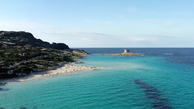 plage de la Pelosa dans le nord de la Sardaigne (Italie)