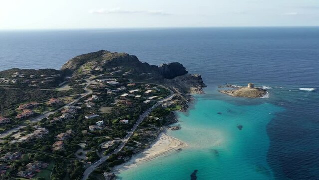 plage de la Pelosa dans le nord de la Sardaigne (Italie)