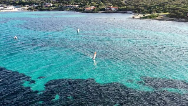 plage de la Pelosa dans le nord de la Sardaigne (Italie)