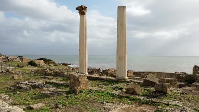 Capo san Marco pr&egrave;s d'Oristano en Sardaigne et ruines romaines de Tharros