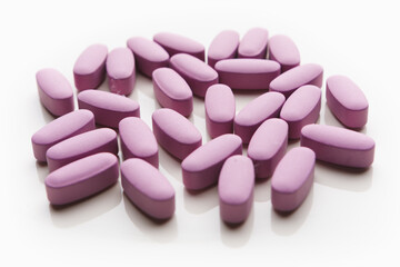 Obraz na płótnie Canvas dietary supplement vitamins pills scattering on white background