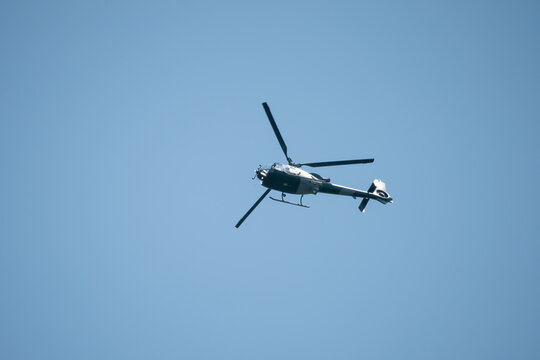 XZ334 British army (Army Air Corps AAC) 1977 helicopter aerospatiale SA341B Westland Gazelle AH 1 in overhead flight, clear blue sky
