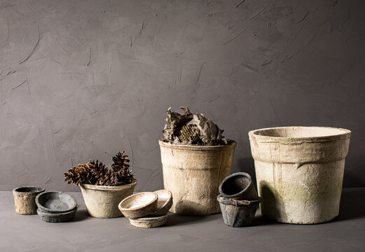 Dark gray plater surface corner with pots