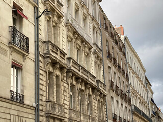 Historische Altbaufassaden in der Innenstadt von Nantes, Frankreich