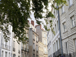 Historische Altbaufassaden in der Innenstadt von Nantes, Frankreich