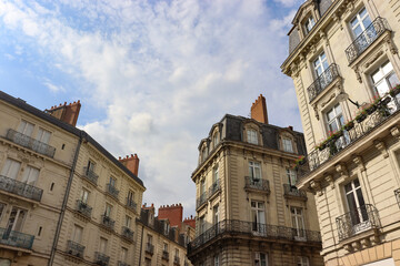 Fototapeta na wymiar Historische Altbaufassaden in der Innenstadt von Nantes, Frankreich 