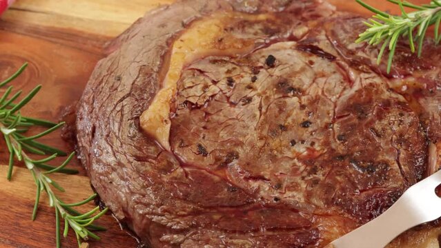 c&ocirc;te de boeuf cuite, en gros plan, sur une planche &agrave; d&eacute;couper
