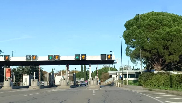 passage &agrave; un p&eacute;age autoroutier en France