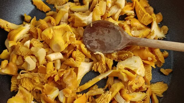 cuisson de champignons girolles dans une po&ecirc;le
