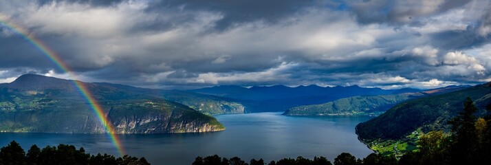 Panorama mit Regenbogen des Nordfjords in Norwegen