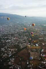 Balony nad Teotihuacan w Meksyku - obrazy, fototapety, plakaty