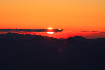 稜線の彼方から昇る朝陽