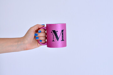 caneca com letra M com brilho rosa 