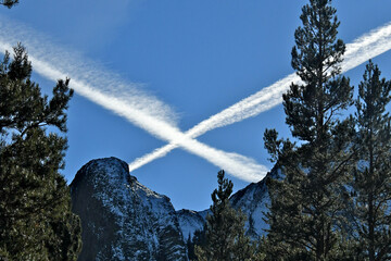 Persistent spreading contrails cross over Central Sierra Nevada Mountains, California 