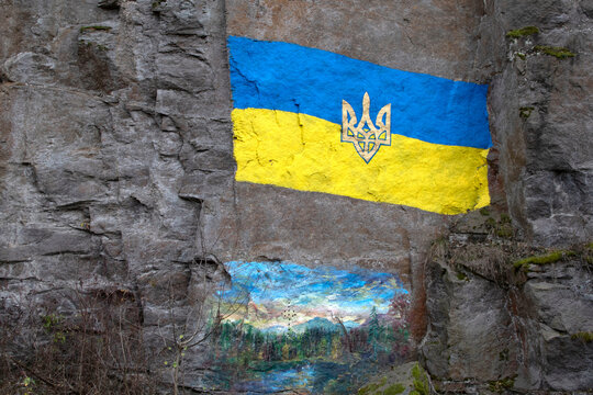 Ukrainian flag is painted on a granite rock © PumpedVisuals