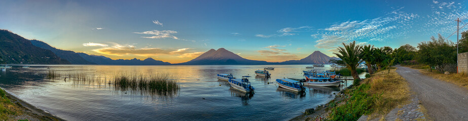 Fototapeta na wymiar Panorama-Aufnahme Atitlan See Guatemala