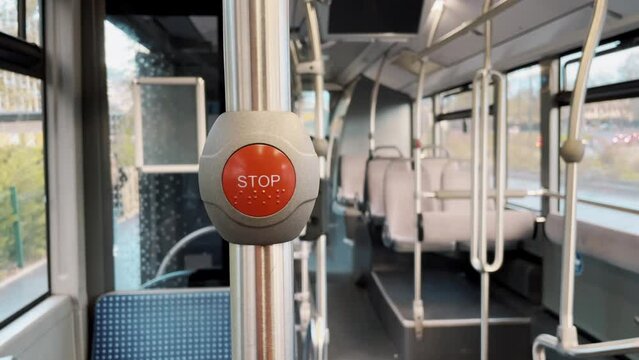 Int&eacute;rieur d'un autobus bouton "STOP"
