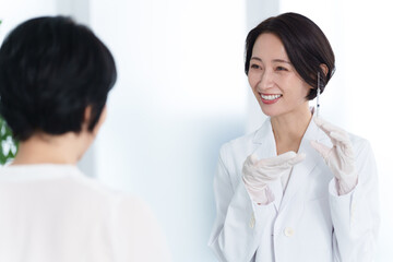 Obraz premium ワクチンの説明をする医師