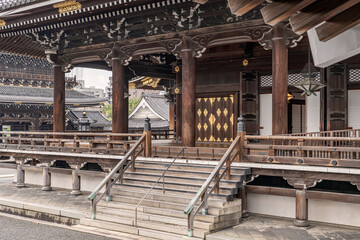 Fototapeta premium Stairway to the entrance of the great Higashi Honganji temple in Kyoto, Japan. Very elaborate wood construction details in this famous Buddhist temple. 