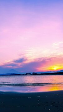湘南茅ヶ崎海岸の波打ち際から見た富士山の夕焼け（縦型ビデオ）タイムラプス