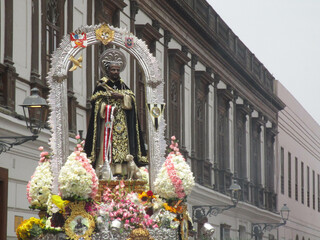 Procesión de San Martín de Porres en el centro histórico de la ciudad de Lima, Perú.