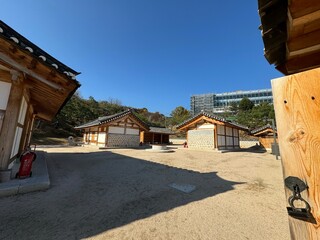 대한민국 전통 건축물로 땅과 곡식의 신에게 제사 지내는 사직단 - obrazy, fototapety, plakaty