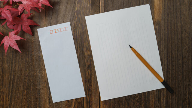 和風の便箋と筆ペンと紅葉　秋のお便りイメージ