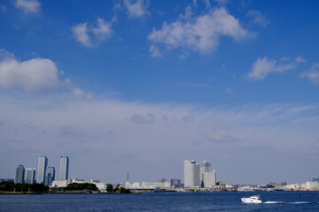 Naklejka premium 広大な青い空と白い雲