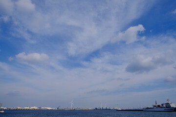 Naklejka premium 広大な青い空と白い雲