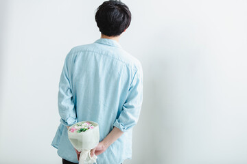花束を持った男性　man with a bouquet of flowers