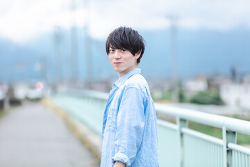 振り返って笑顔をみせる男性　man smiling