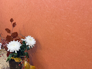 繊維が美しい茶色の和紙の壁紙と秋の生け花