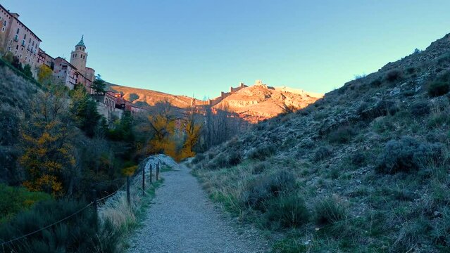 Paseo fluvial r&iacute;o guadalaviar en albarrac&iacute;n