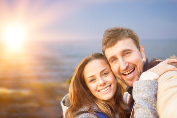Obraz premium Happy young couple travel at the beach
