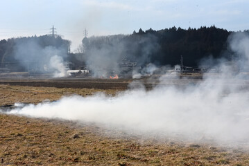 煙に包まれる野焼きの風景